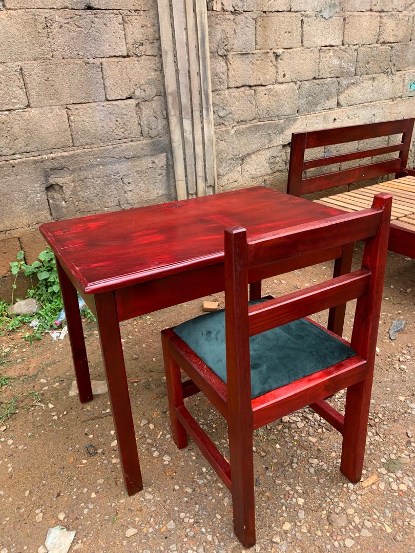 Armoire de rangement en bois teinté rouge brun avec étagères et tiroirs