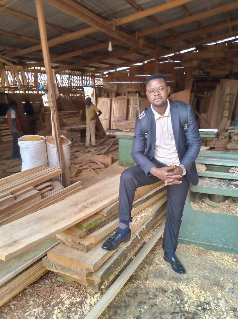 Histoire de DKBOIS - 20 ans d'expertise en menuiserie et ébénisterie à Yaoundé, Cameroun - Atelier de menuiserie artisanale et ébénisterie sur mesure fondée par Mathurin Defehe