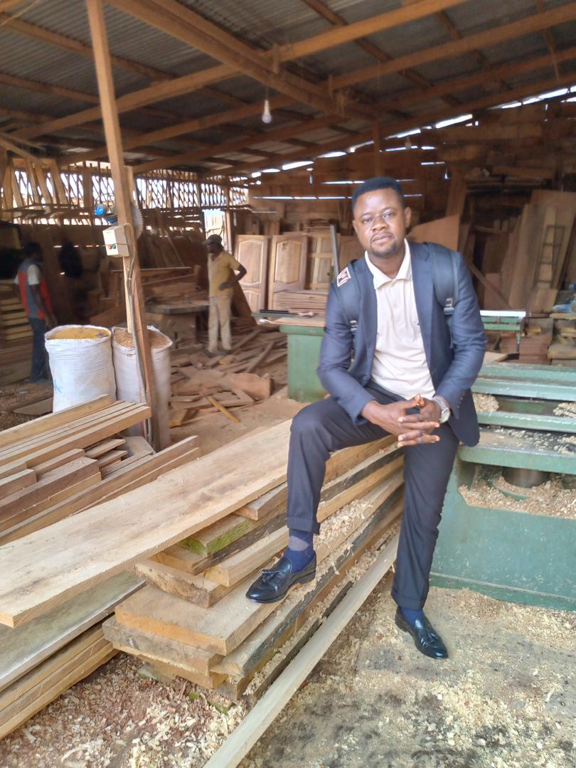 Mathurin Defehe dans son atelier DKBOIS à Yaoundé - Maître menuisier et ébéniste camerounais passionné du travail du bois
