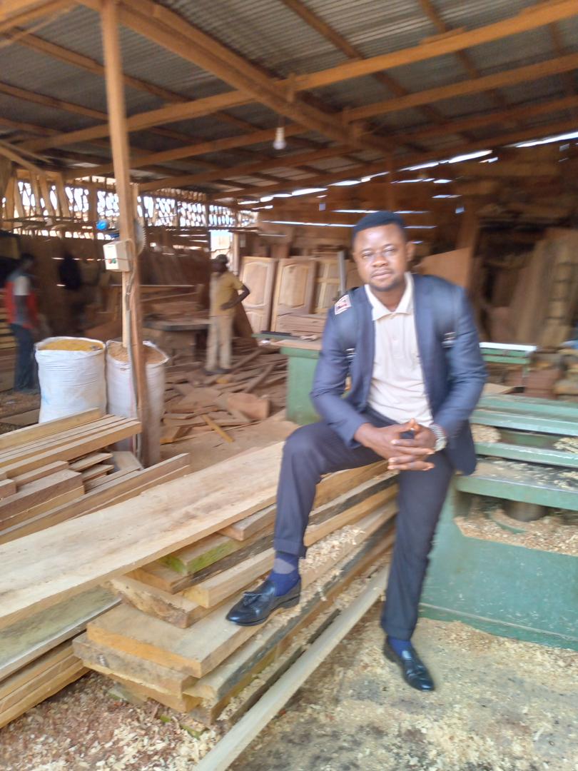 Mathurin Defehe - Fondateur et maître artisan DKBOIS, expert en menuiserie et ébénisterie à Yaoundé, Cameroun avec plus de 20 ans d'expérience