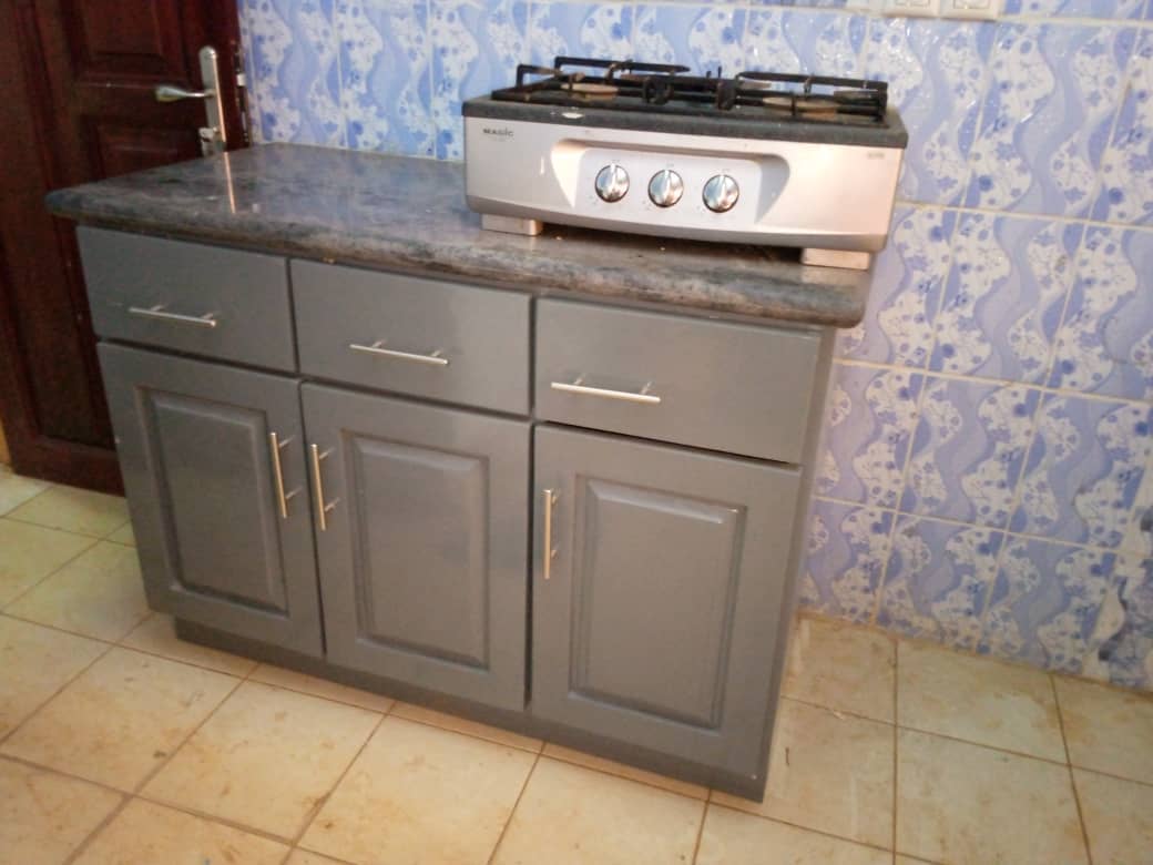Meuble de cuisine gris avec plan de travail en granit, réalisé par DKBOIS