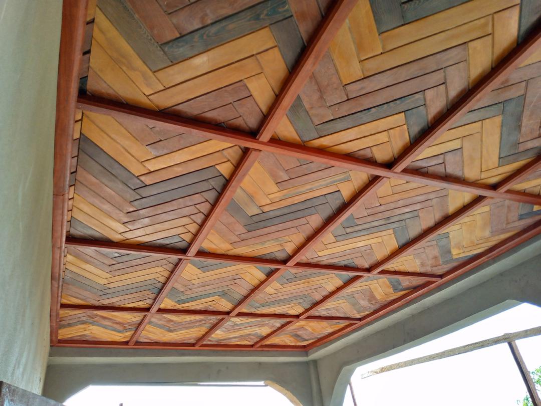 Plafond en bois à chevrons et poutres apparentes posé par l'équipe DKBOIS