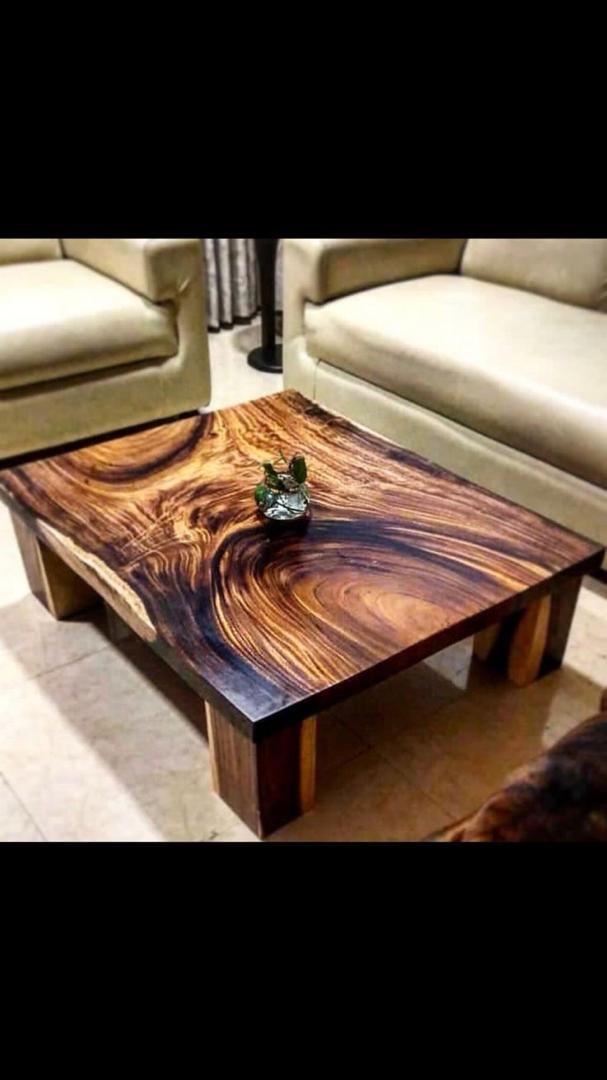Table basse en bois massif au veinage spectaculaire