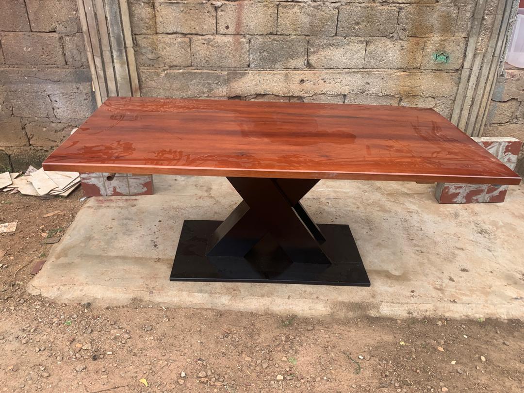 Table basse en bois massif assortie à un salon camerounais