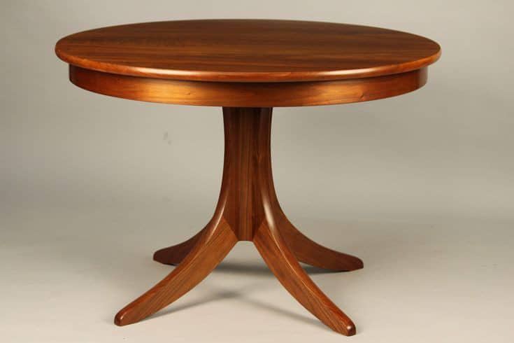 Table ronde en bois massif à pied central courbé, tourné à l'atelier