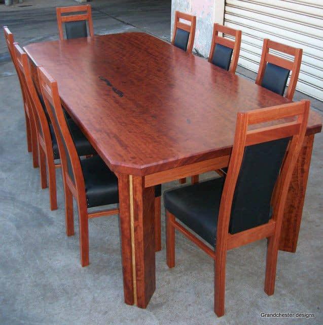 Grande table rectangulaire en bois massif avec huit chaises noires